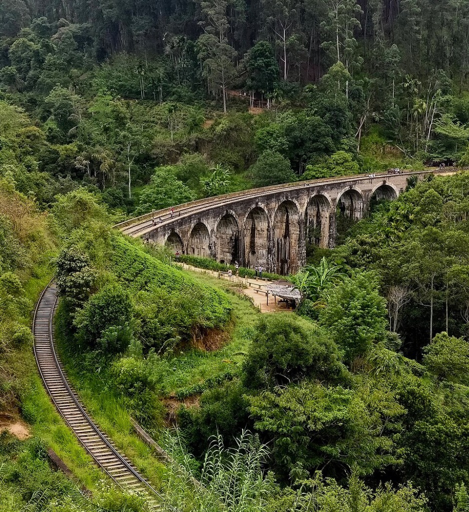 කඳුකරයේ සුන්දරත්වය මවන ආරුක්කු නමයේ පාලම (The Nine Arch Bridge)